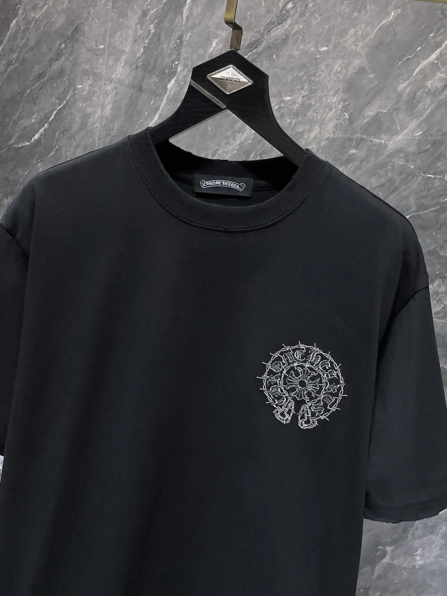 P166 New Chrome Hearts 25ss for summer. High gram weight, environmentally friendly and high-quality top-grade fabric. 280g. Heavy-duty horseshoe roller frayed embroidered short sleeves. Counter synchronization. Re-engraved version 1:1. Recommended color: black white. Size: S, M, L, XL.